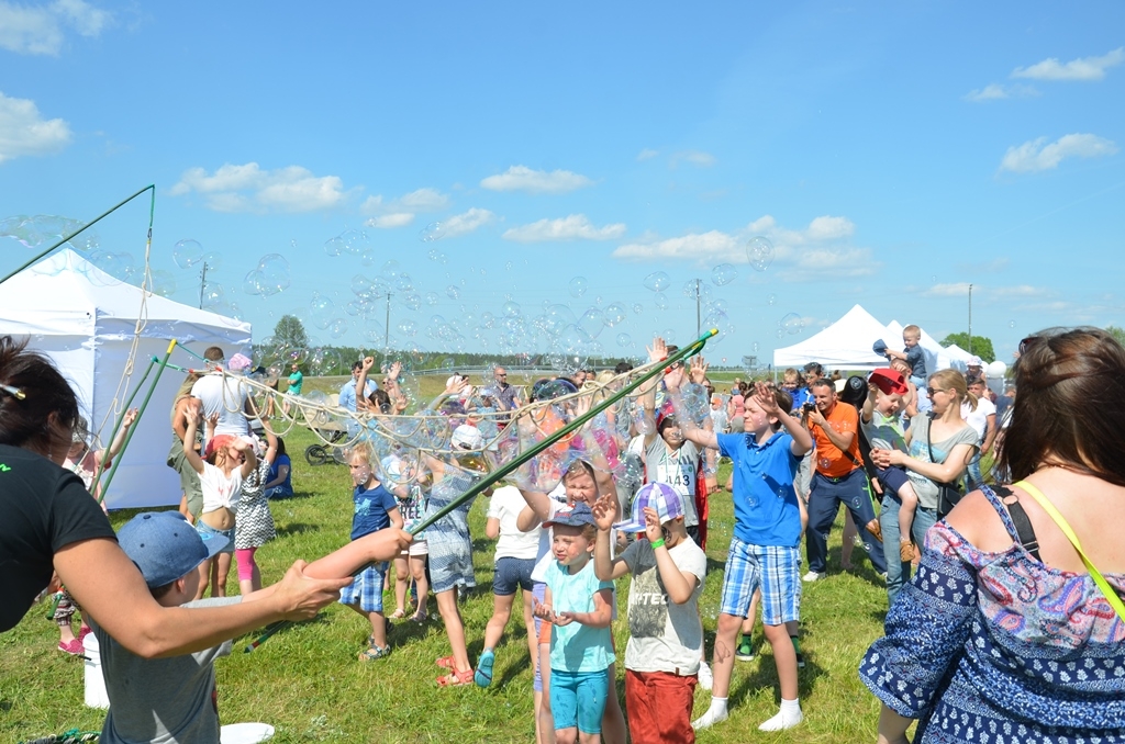 Bērnu un jauniešu svētki “Ar vasaru saujā” 2017