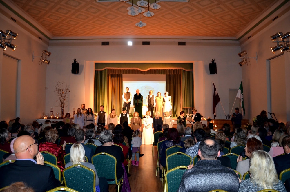 Mārupes Dāmu klubiņa izrāde “Pirms simts gadiem Bieriņmuižā” 17.11.2015.