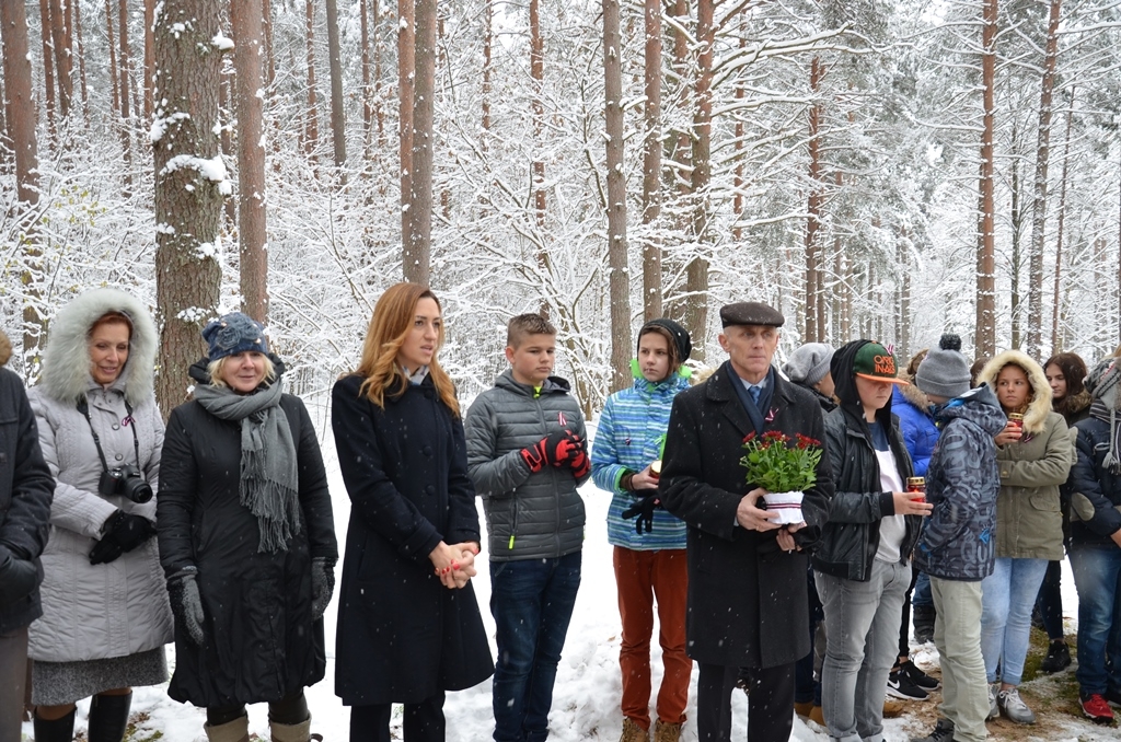 Atceres brīdis pie pieminekļiem Pirmās neatkarīgās LR karavīriem, 10.11.2016.