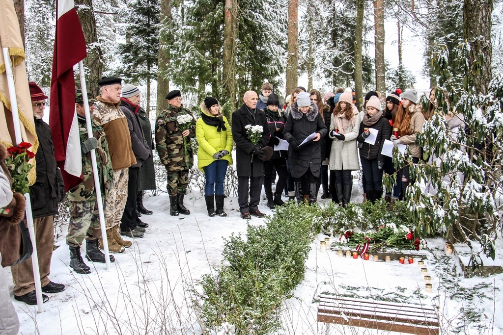 Barikāžu atceres brīdis Mārupē pie Roberta Mūrnieka atdusas vietas, 16.01.2017.