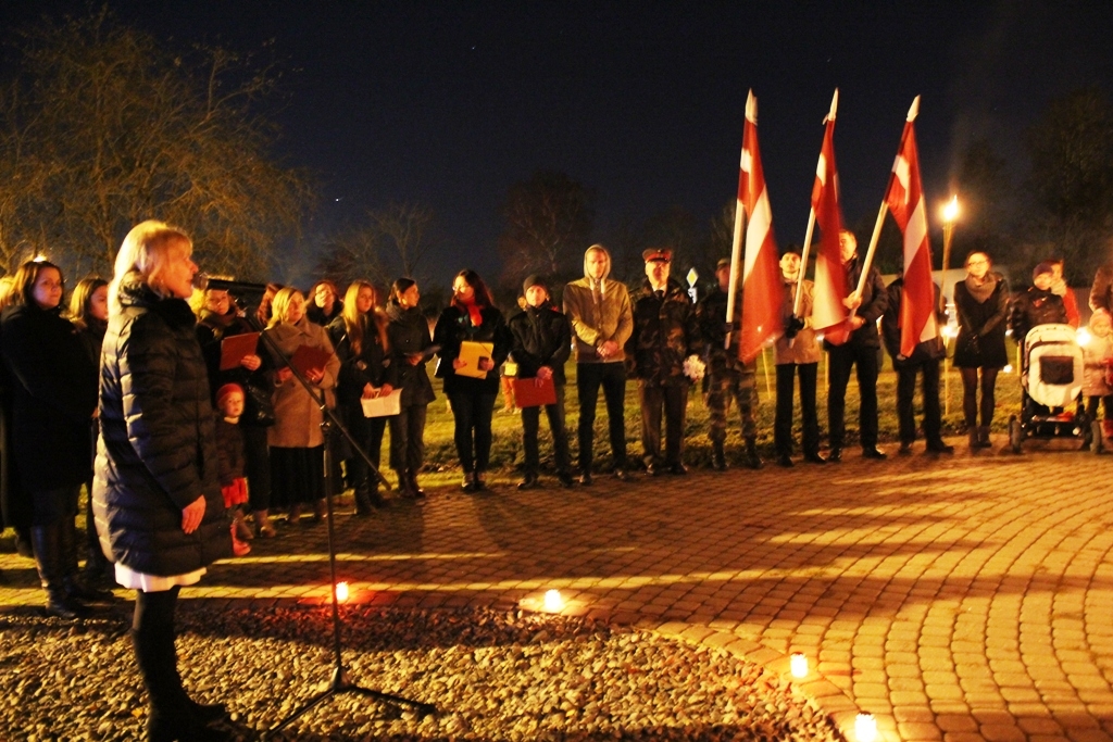 Lāpu gājiens un piemiņas brīdis Mārupes kapos; Foto: L.Allens 11.11.2015.