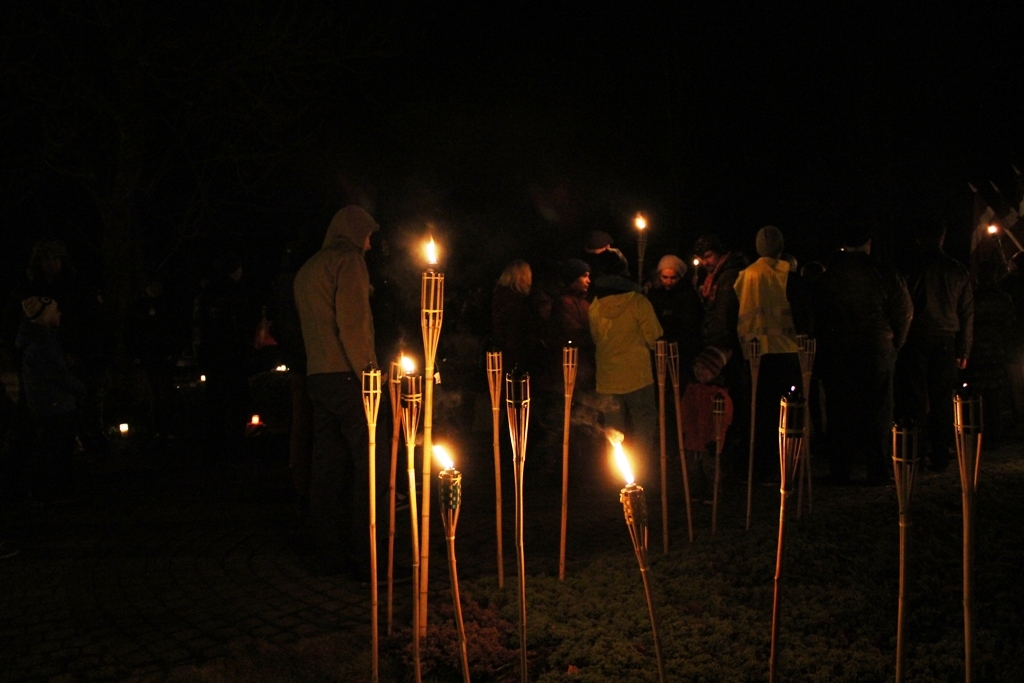 Lāpu gājiens un piemiņas brīdis Mārupes kapos; Foto: L.Allens 11.11.2015.