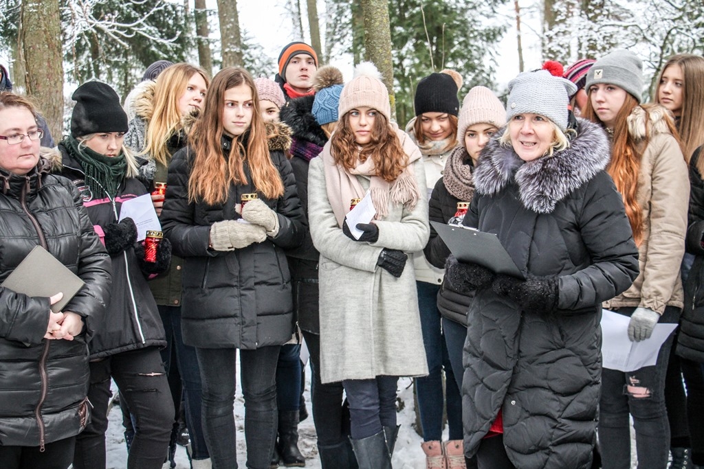 Barikāžu atceres brīdis Mārupē pie Roberta Mūrnieka atdusas vietas, 16.01.2017.