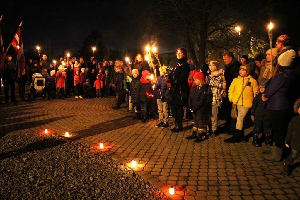 Lāpu gājiens un piemiņas brīdis Mārupes kapos; Foto: L.Allens 11.11.2015.