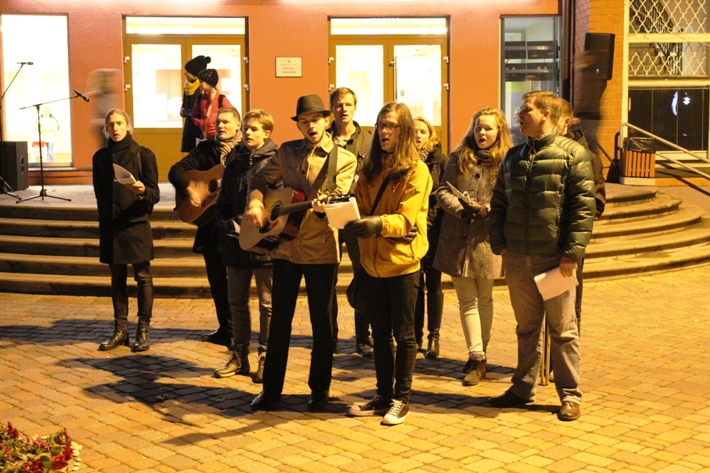 Lāpu gājiens un piemiņas brīdis Mārupes kapos; Foto: L.Allens 11.11.2015.