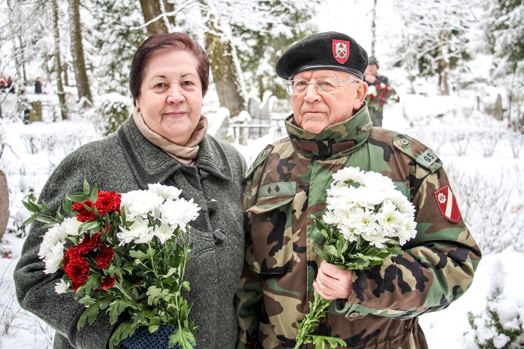 Barikāžu atceres brīdis Mārupē pie Roberta Mūrnieka atdusas vietas, 16.01.2017.