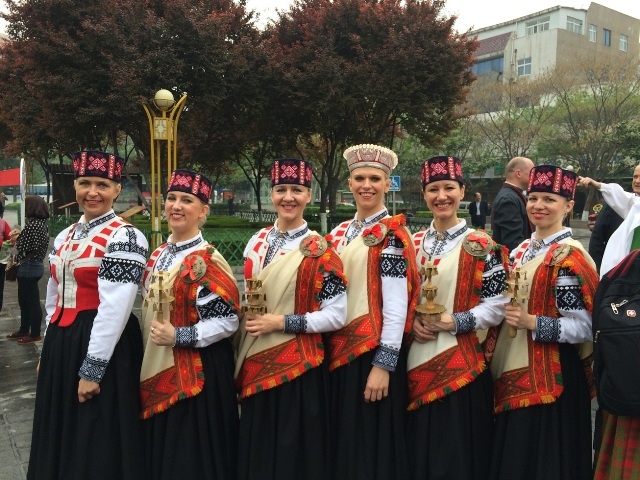 Deju kolektīvs “Mārupieši” starptautiskā festivālā Luojangā un Pekinā, 24.04.2014.