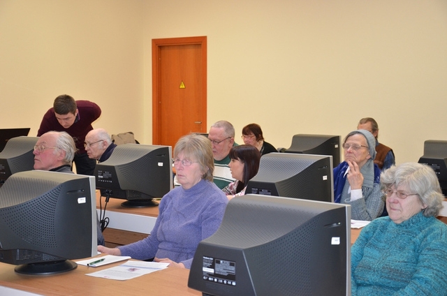 E-prasmju nedēļas datorapmācības Mārupes senioriem Jaunmārupes sākumskolā