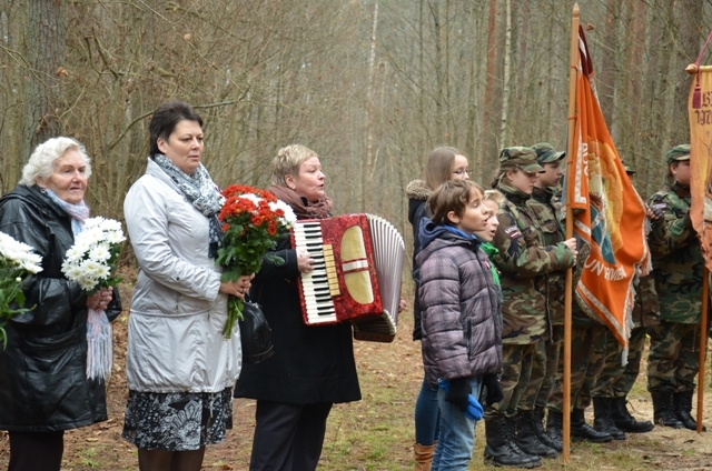 Tiek atklāts piemiņas akmens latviešu karavīriem, 13.11.2014.