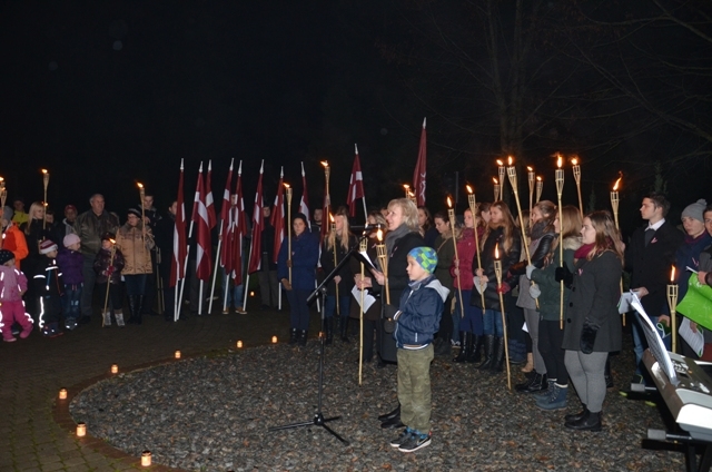 Lāčplēša dienas piemiņas brīži un lāpu gājiens Mārupē, 11.11.2014.