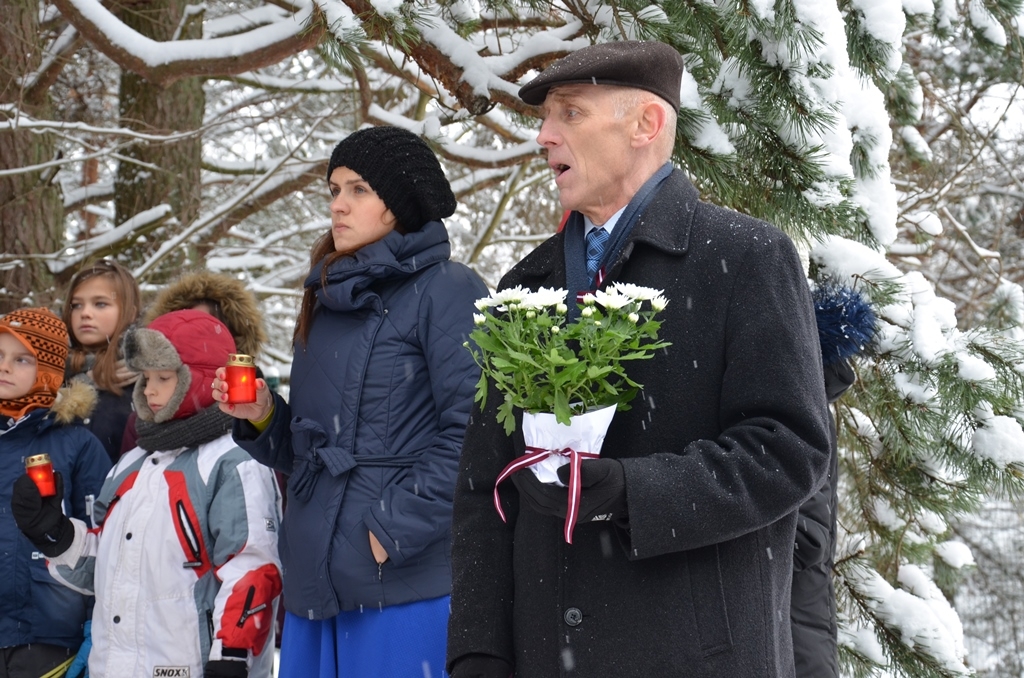Atceres brīdis pie pieminekļiem Pirmās neatkarīgās LR karavīriem, 10.11.2016.