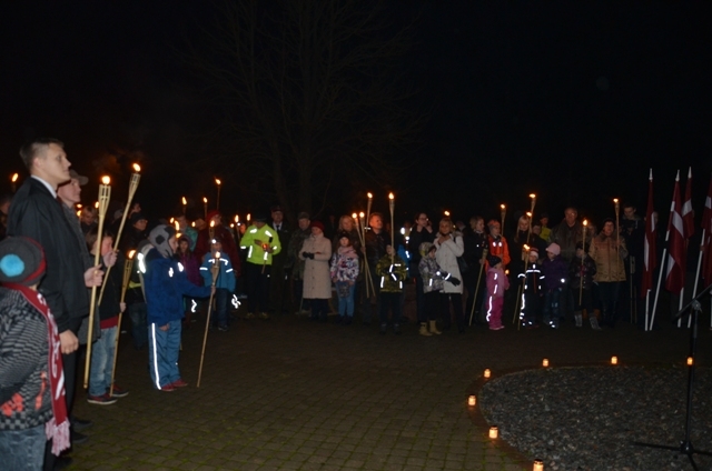 Lāčplēša dienas piemiņas brīži un lāpu gājiens Mārupē, 11.11.2014.