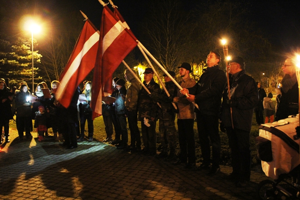 Lāpu gājiens un piemiņas brīdis Mārupes kapos; Foto: L.Allens 11.11.2015.