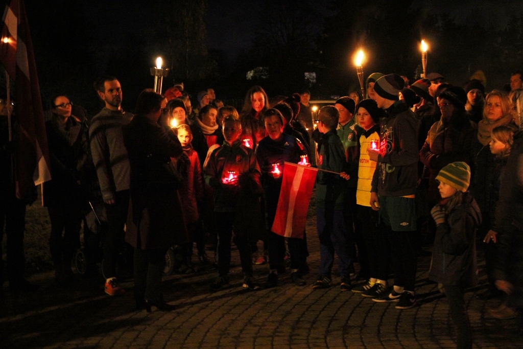 Lāpu gājiens un piemiņas brīdis Mārupes kapos; Foto: L.Allens 11.11.2015.