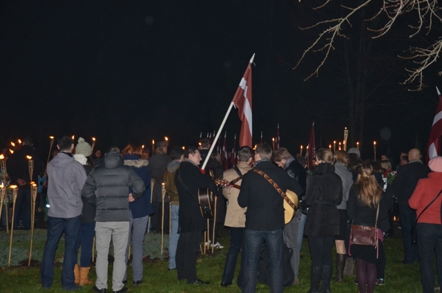 Lāčplēša dienas piemiņas brīži un lāpu gājiens Mārupē, 11.11.2014.