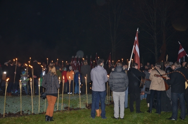 Lāčplēša dienas piemiņas brīži un lāpu gājiens Mārupē, 11.11.2014.
