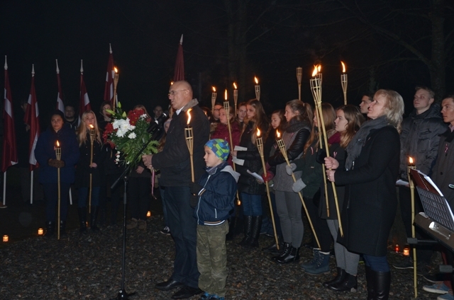 Lāčplēša dienas piemiņas brīži un lāpu gājiens Mārupē, 11.11.2014.