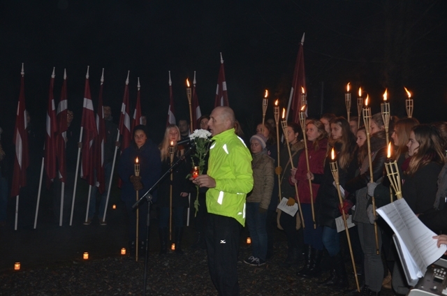 Lāčplēša dienas piemiņas brīži un lāpu gājiens Mārupē, 11.11.2014.