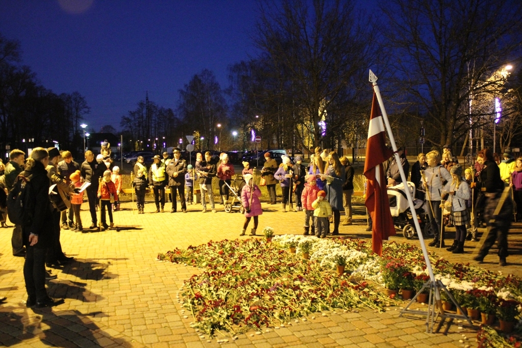Lāpu gājiens un piemiņas brīdis Mārupes kapos; Foto: L.Allens 11.11.2015.