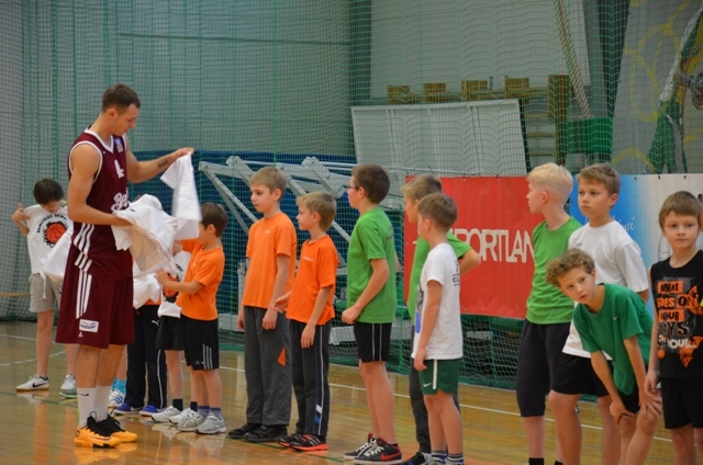 Mārupes skolēni sporto kopā ar basketbolistu Uldi Viļumu, 19.12.2013.