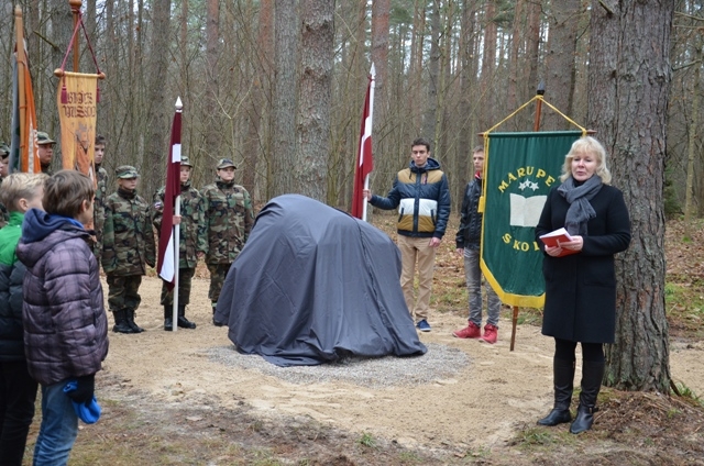 Tiek atklāts piemiņas akmens latviešu karavīriem, 13.11.2014.