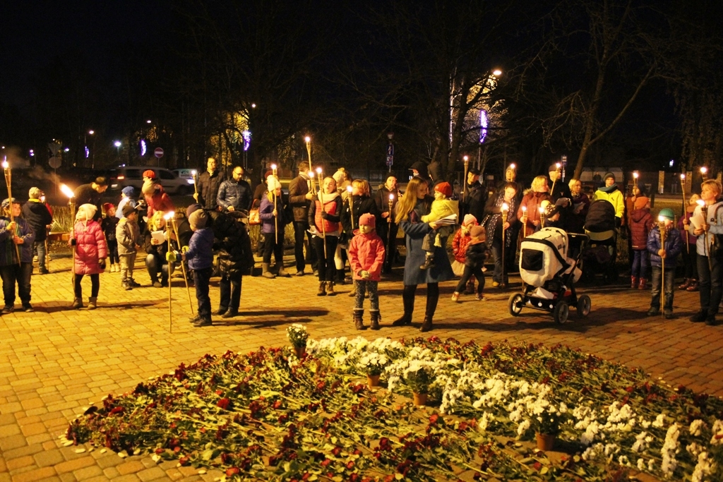 Lāpu gājiens un piemiņas brīdis Mārupes kapos; Foto: L.Allens 11.11.2015.