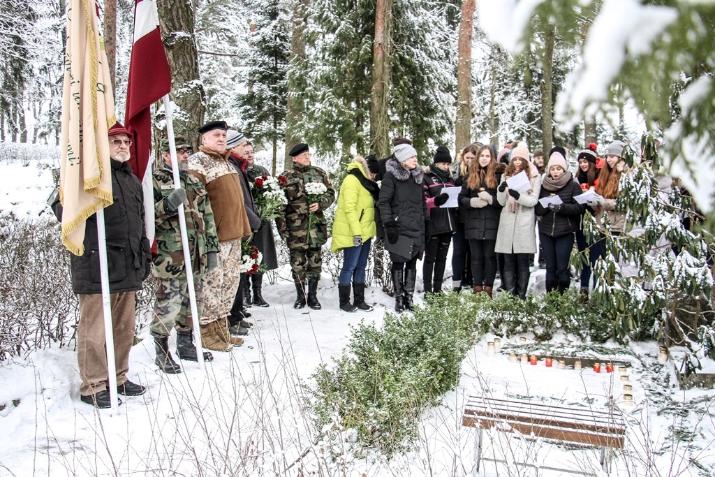 Barikāžu atceres brīdis Mārupē pie Roberta Mūrnieka atdusas vietas, 16.01.2017.