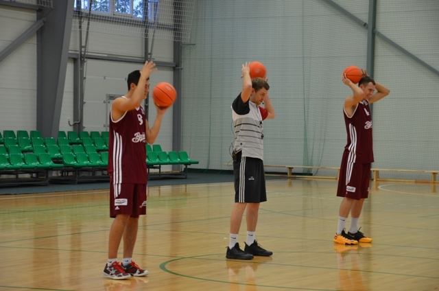 Mārupes skolēni sporto kopā ar basketbolistu Uldi Viļumu, 19.12.2013.