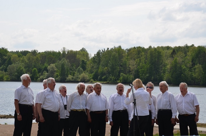 Mārupieši stāda ozolu Likteņdārzā, 20.05.2014.