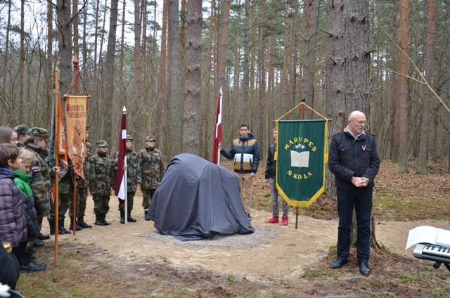 Tiek atklāts piemiņas akmens latviešu karavīriem, 13.11.2014.