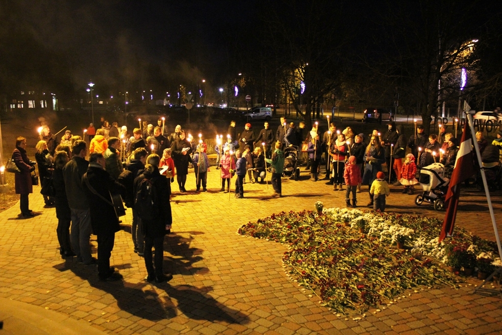 Lāpu gājiens un piemiņas brīdis Mārupes kapos; Foto: L.Allens 11.11.2015.