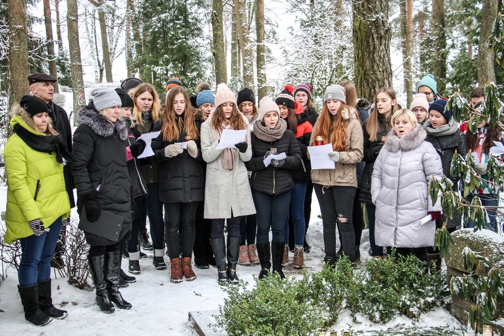 Barikāžu atceres brīdis Mārupē pie Roberta Mūrnieka atdusas vietas, 16.01.2017.