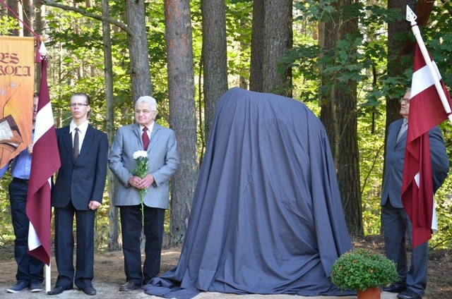 Pieminekļa atklāšana pirmās neatkarīgās Latvijas armijas karavīru godināšanai, 10.09.2013.