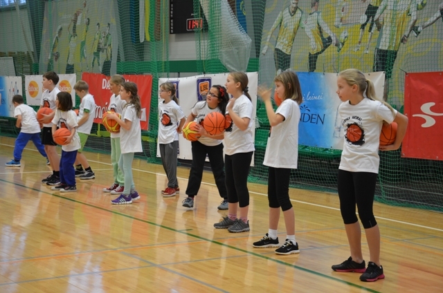 Mārupes skolēni sporto kopā ar basketbolistu Uldi Viļumu, 19.12.2013.