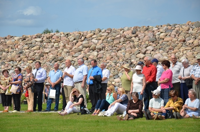 Mārupieši stāda ozolu Likteņdārzā, 20.05.2014.