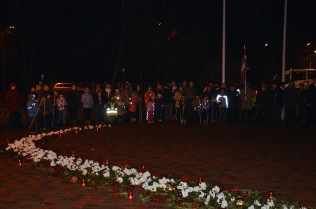 Lāčplēša dienas piemiņas brīži un lāpu gājiens Mārupē, 11.11.2014.
