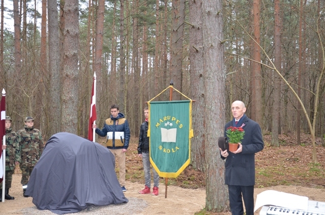 Tiek atklāts piemiņas akmens latviešu karavīriem, 13.11.2014.