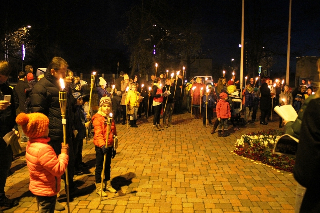 Lāpu gājiens un piemiņas brīdis Mārupes kapos; Foto: L.Allens 11.11.2015.