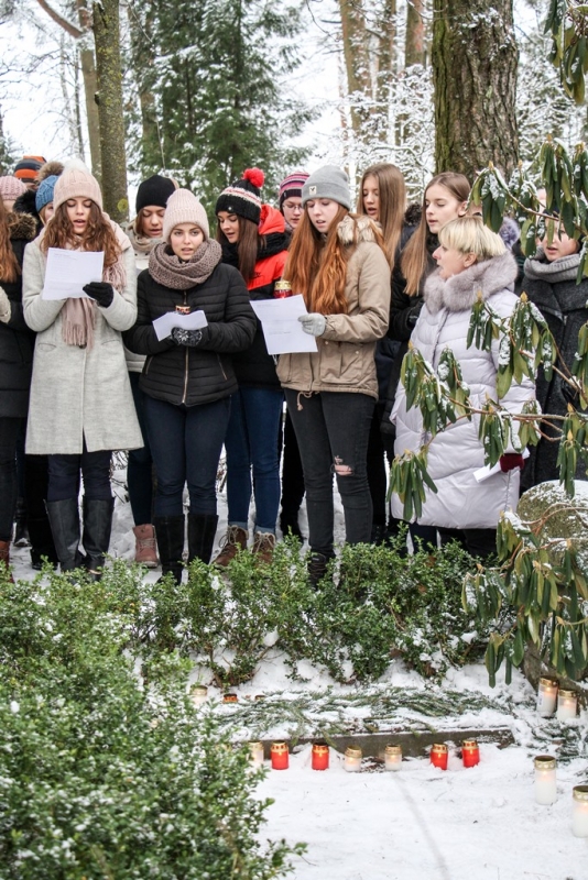 Barikāžu atceres brīdis Mārupē pie Roberta Mūrnieka atdusas vietas, 16.01.2017.