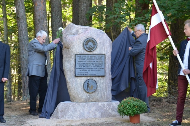 Pieminekļa atklāšana pirmās neatkarīgās Latvijas armijas karavīru godināšanai, 10.09.2013.