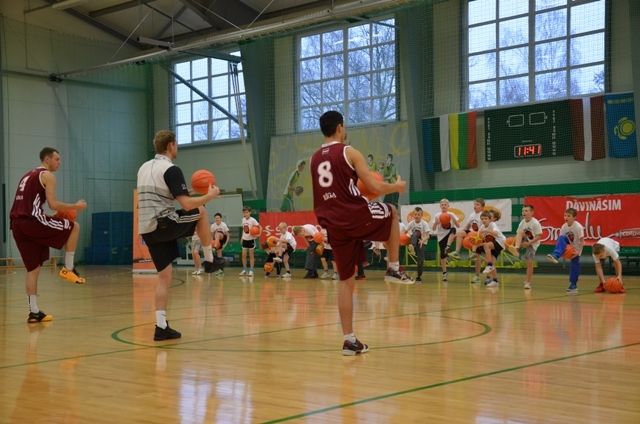 Mārupes skolēni sporto kopā ar basketbolistu Uldi Viļumu, 19.12.2013.