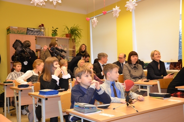 Finanšu eksperti pārbauda savas zināšanas Mārupes pamatskolā, 12.02.2014.