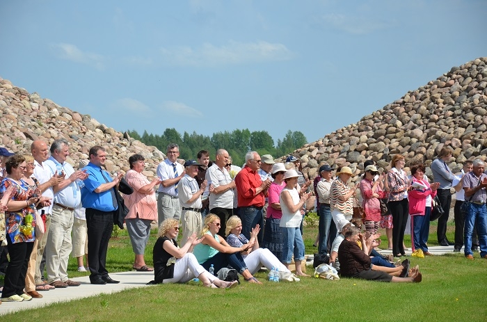 Mārupieši stāda ozolu Likteņdārzā, 20.05.2014.