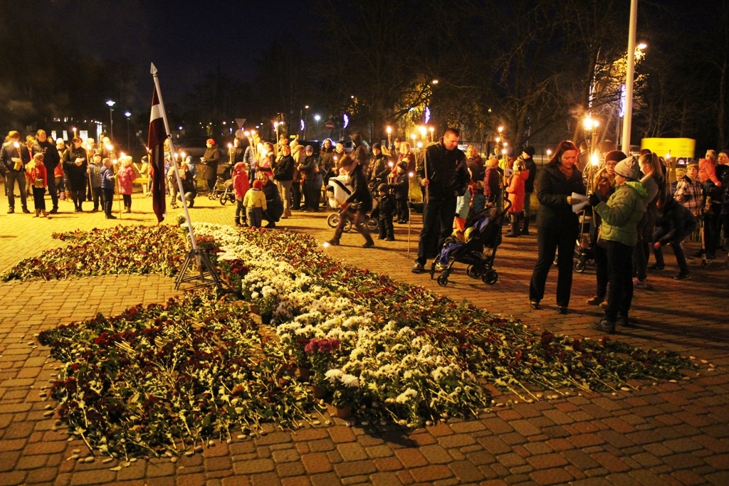 Lāpu gājiens un piemiņas brīdis Mārupes kapos; Foto: L.Allens 11.11.2015.