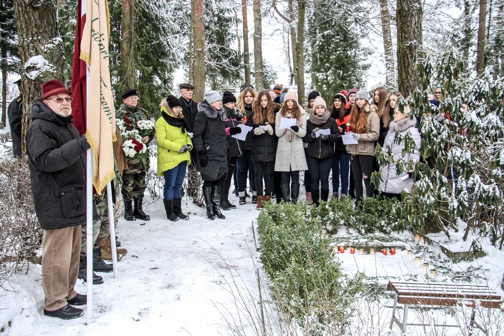 Barikāžu atceres brīdis Mārupē pie Roberta Mūrnieka atdusas vietas, 16.01.2017.