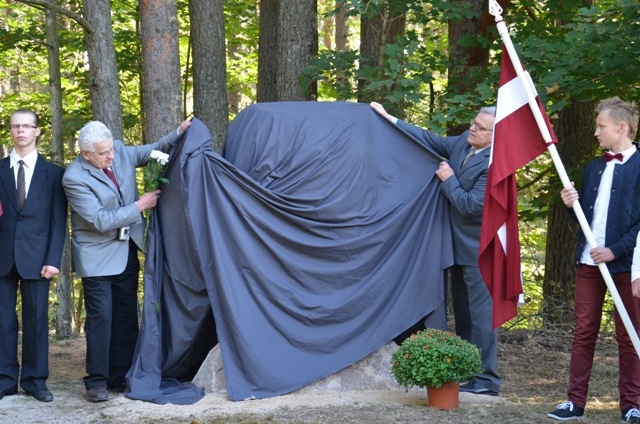 Pieminekļa atklāšana pirmās neatkarīgās Latvijas armijas karavīru godināšanai, 10.09.2013.