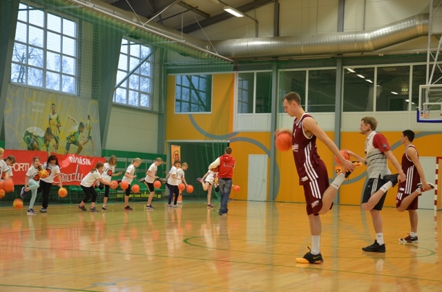 Mārupes skolēni sporto kopā ar basketbolistu Uldi Viļumu, 19.12.2013.