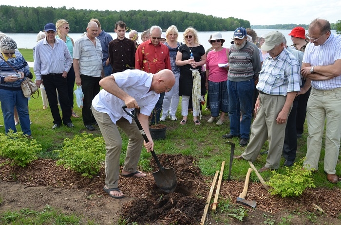Mārupieši stāda ozolu Likteņdārzā, 20.05.2014.