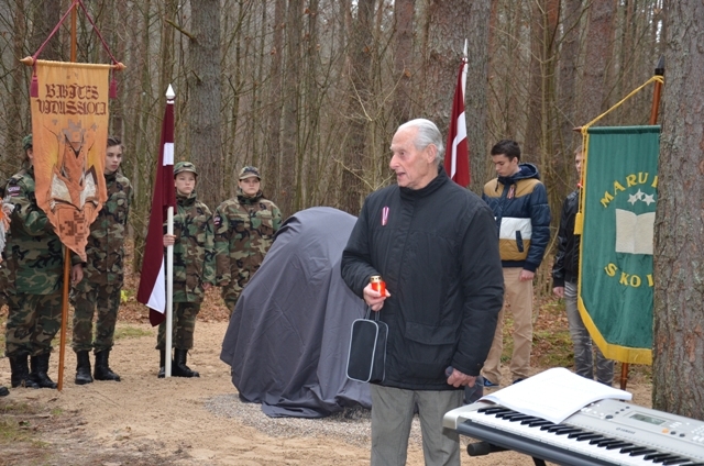 Tiek atklāts piemiņas akmens latviešu karavīriem, 13.11.2014.