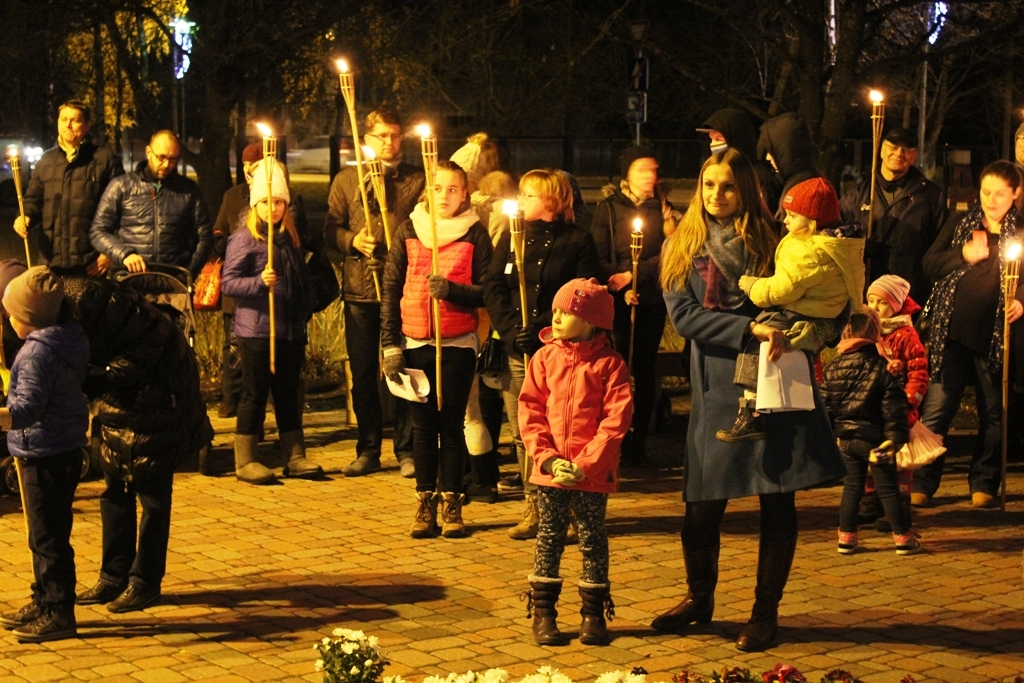 Lāpu gājiens un piemiņas brīdis Mārupes kapos; Foto: L.Allens 11.11.2015.